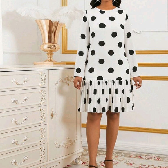 Women's Polka Dot White Pleated Hem Elegant Short Dress - Picture 4 of 4